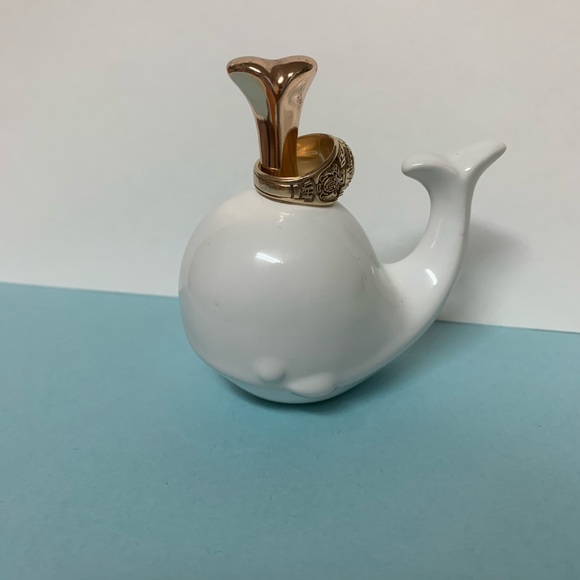 White and Gold Whale Ring Holder - Picture 1 of 3
